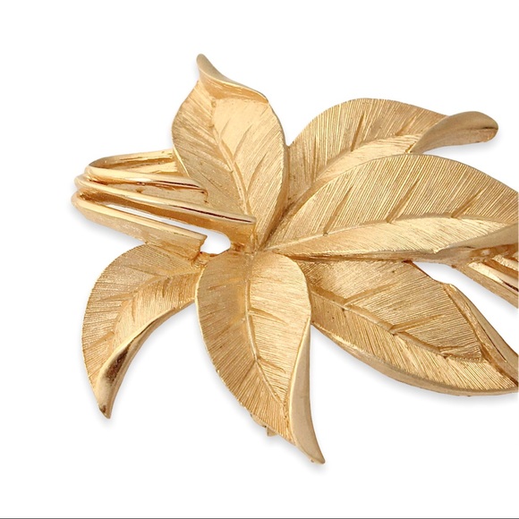 Vintage Crown Trifari Leaf Brooch Gold Tone Textured Leaves Modernist Rare 1960s - Picture 3 of 5